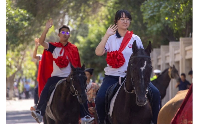 披紅掛花，打馬游街，新疆人送喜報(bào)好有儀式感